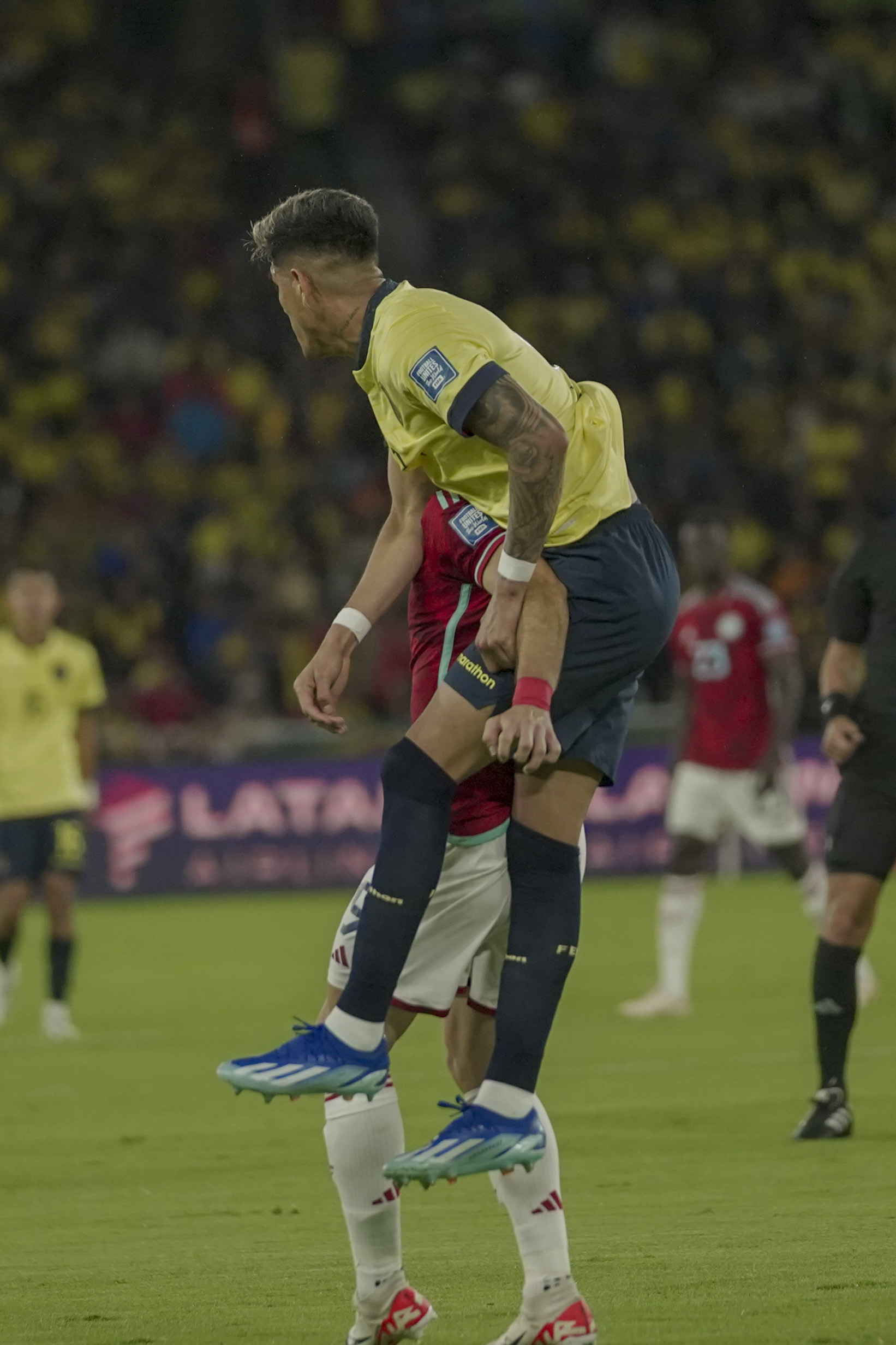 Colombian soccer player  and Ecuadoria soccer player battle for the ball during their qualifier match for  the 2026 World Cup Eliminatories match in Quito, October 18, 2023. Click Deportivo/Guillermo Granja