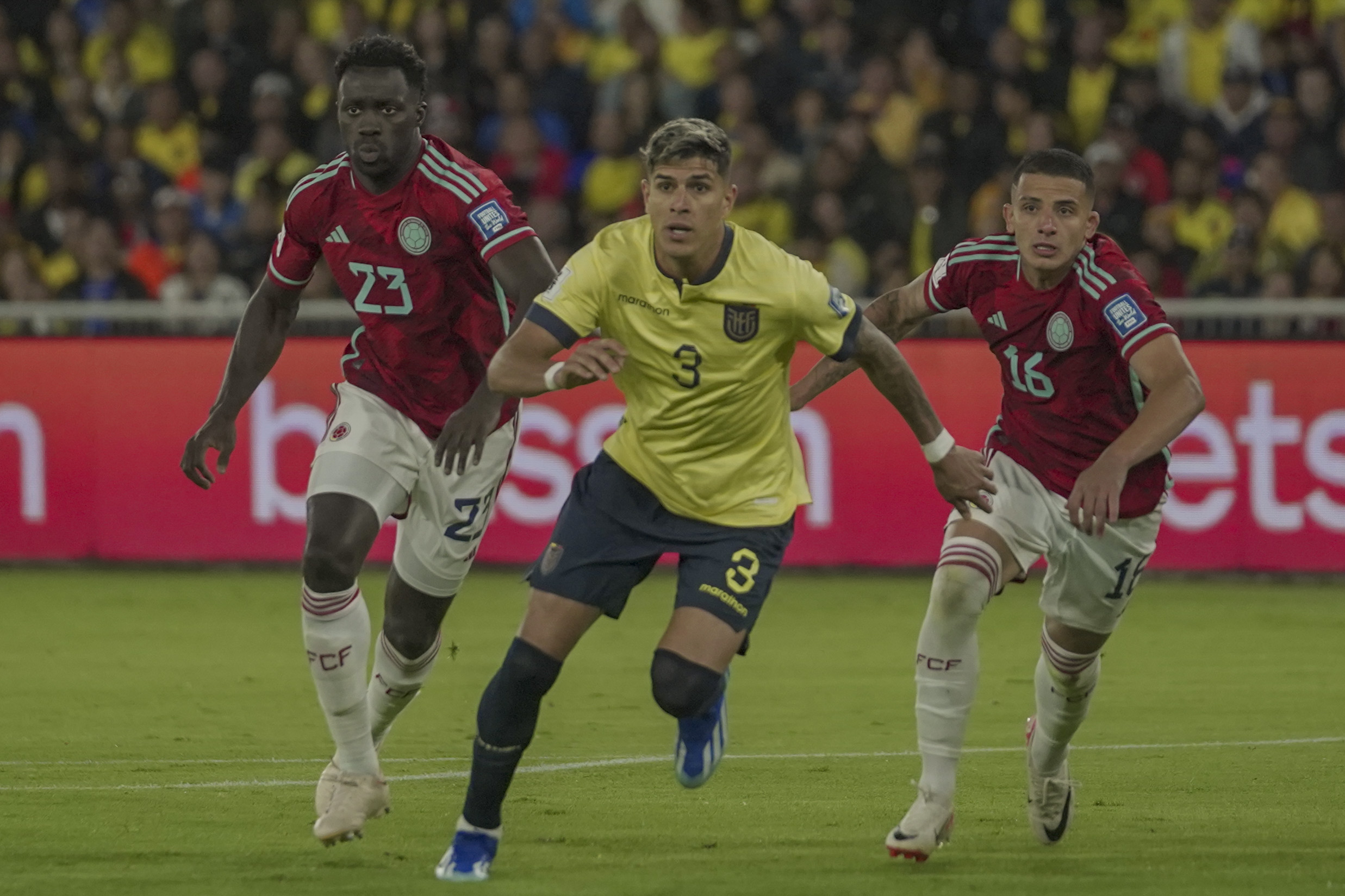 Colombian soccer player  and Ecuadoria soccer player battle for the ball during their qualifier match for  the 2026 World Cup Eliminatories match in Quito, October 18, 2023. Click Deportivo/Guillermo Granja